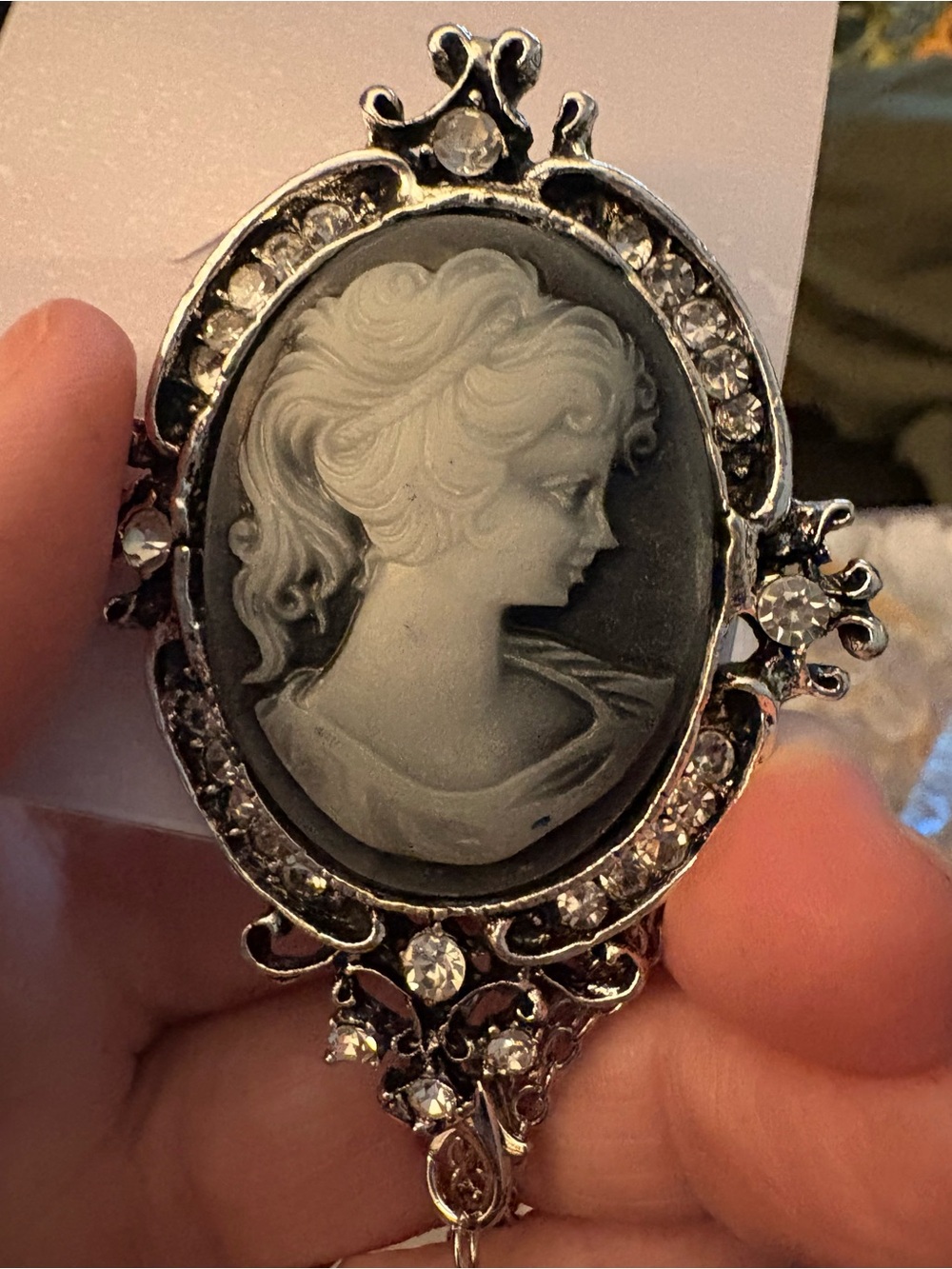 Vintage-Style Silver Cameo Pendant Necklace - Gray Cameo